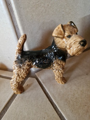 Goebel hund airedale - hund,