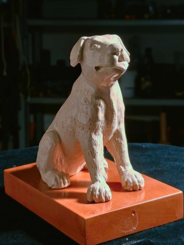 Keramikfigur hund schaut auf - keramikfigur,